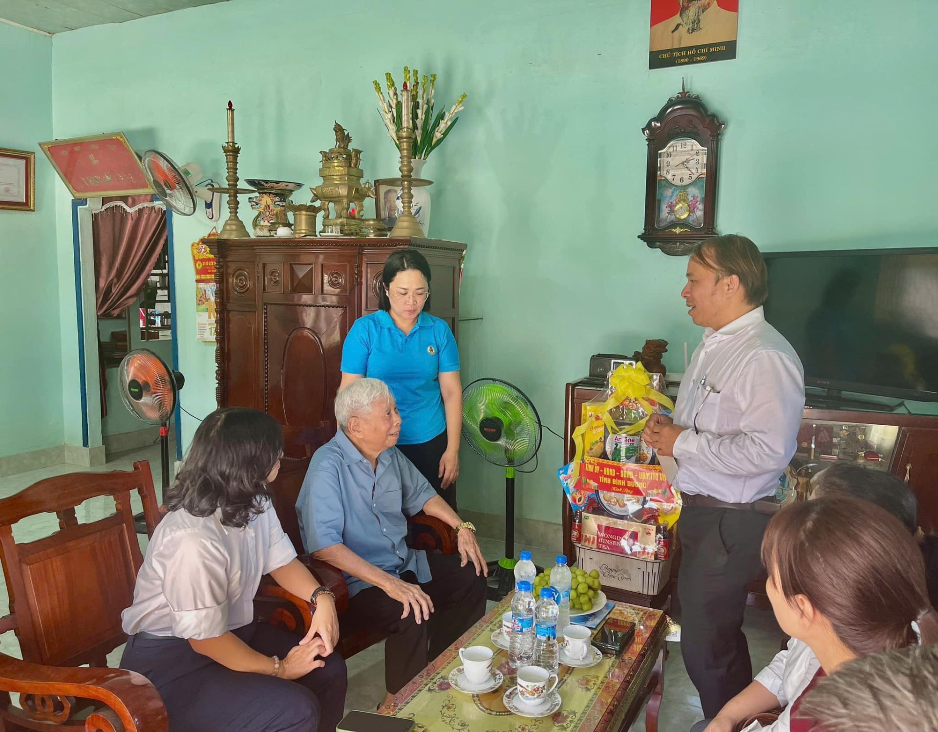 Có thể là hình ảnh về 5 người