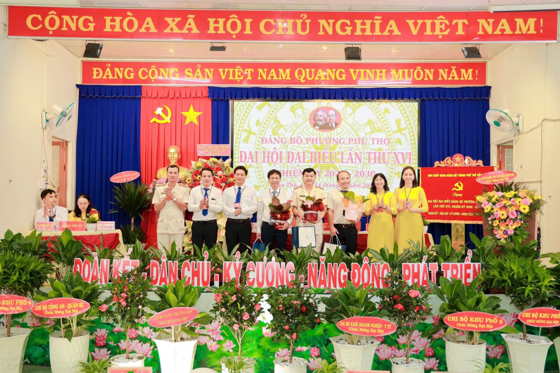 Có thể là hình ảnh về 10 người, hoa và văn bản