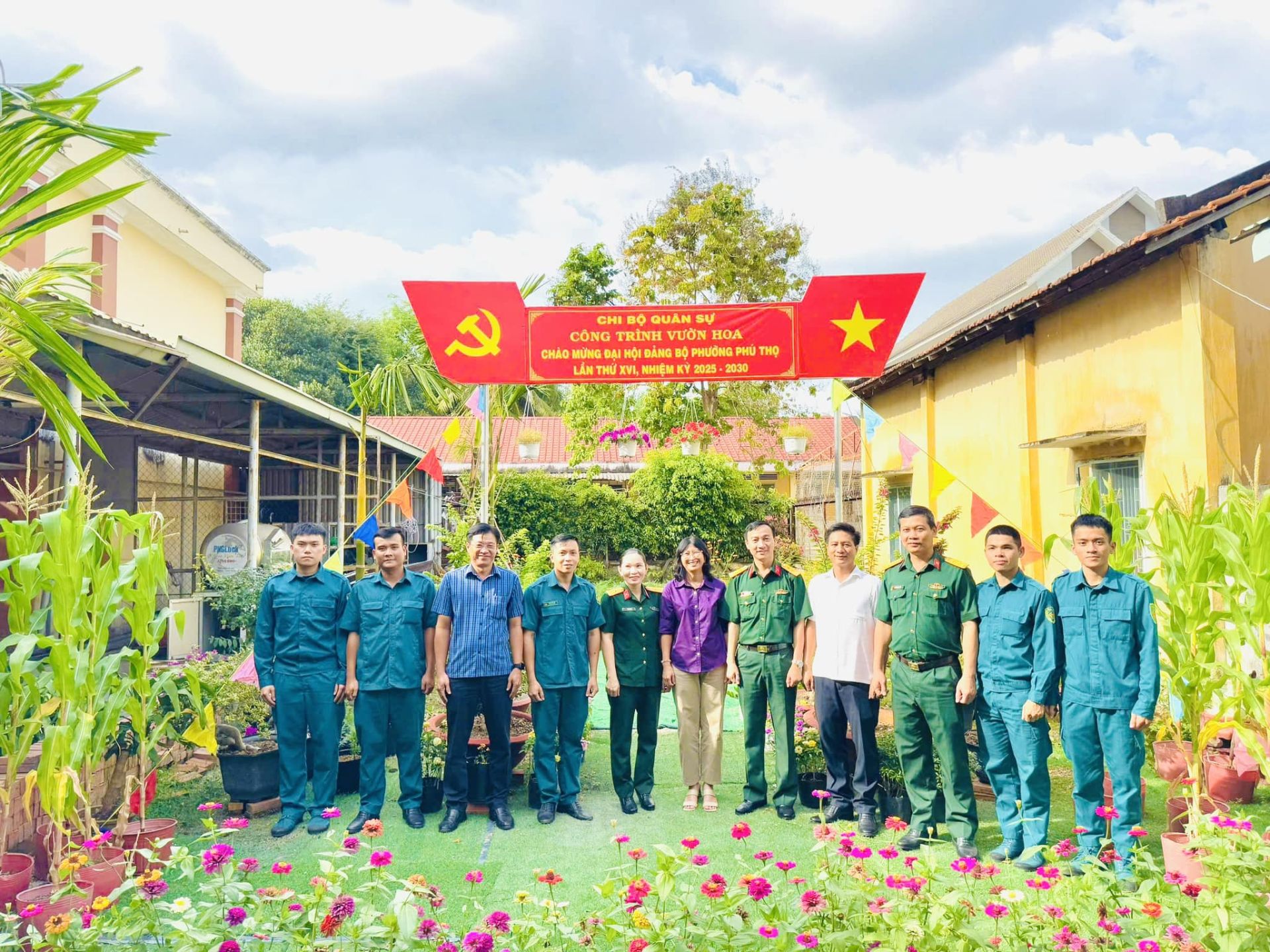 Có thể là hình ảnh về 11 người và văn bản