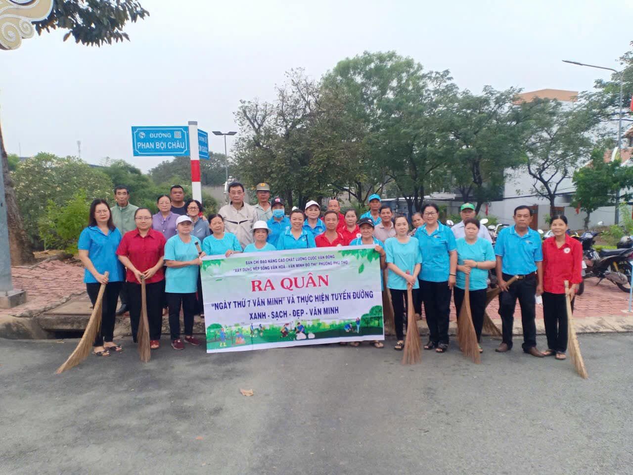 Có thể là hình ảnh về 8 người, cây và văn bản