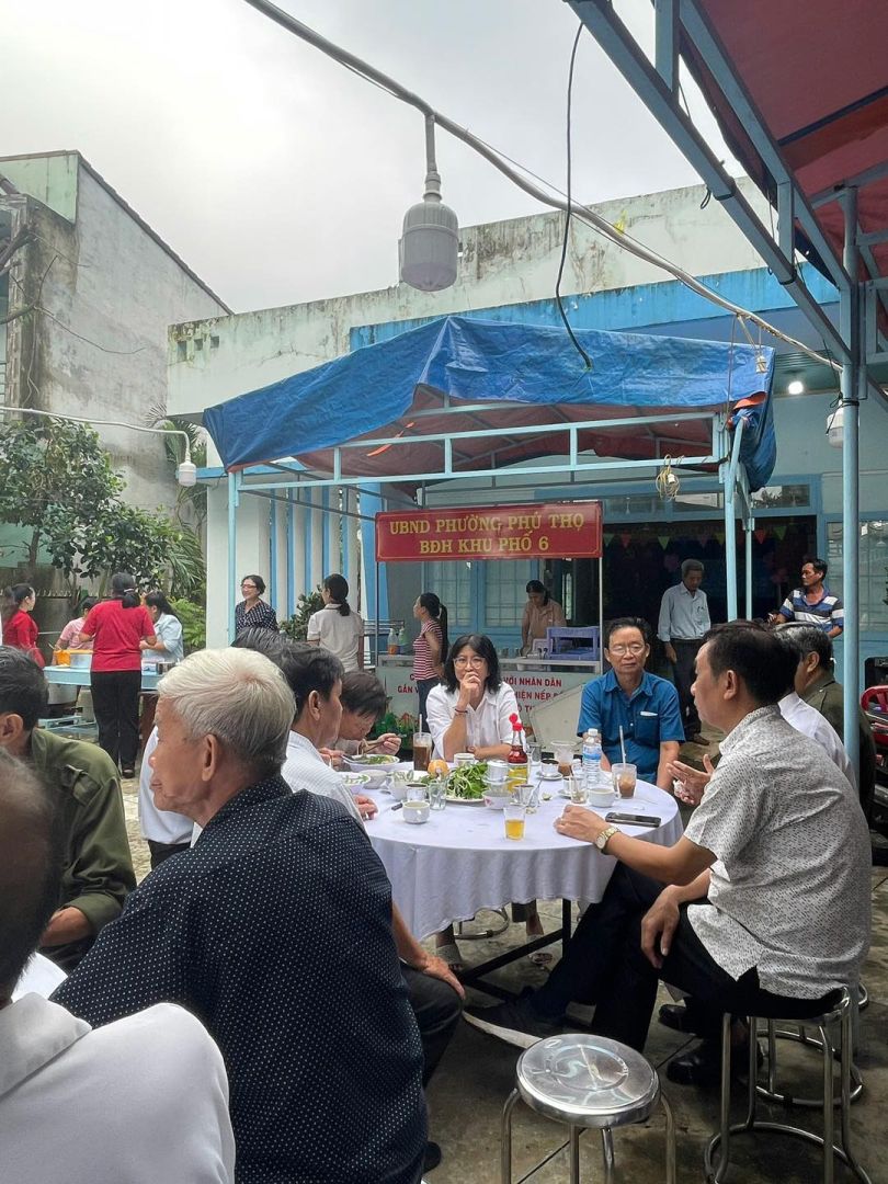 Có thể là hình ảnh về 12 người