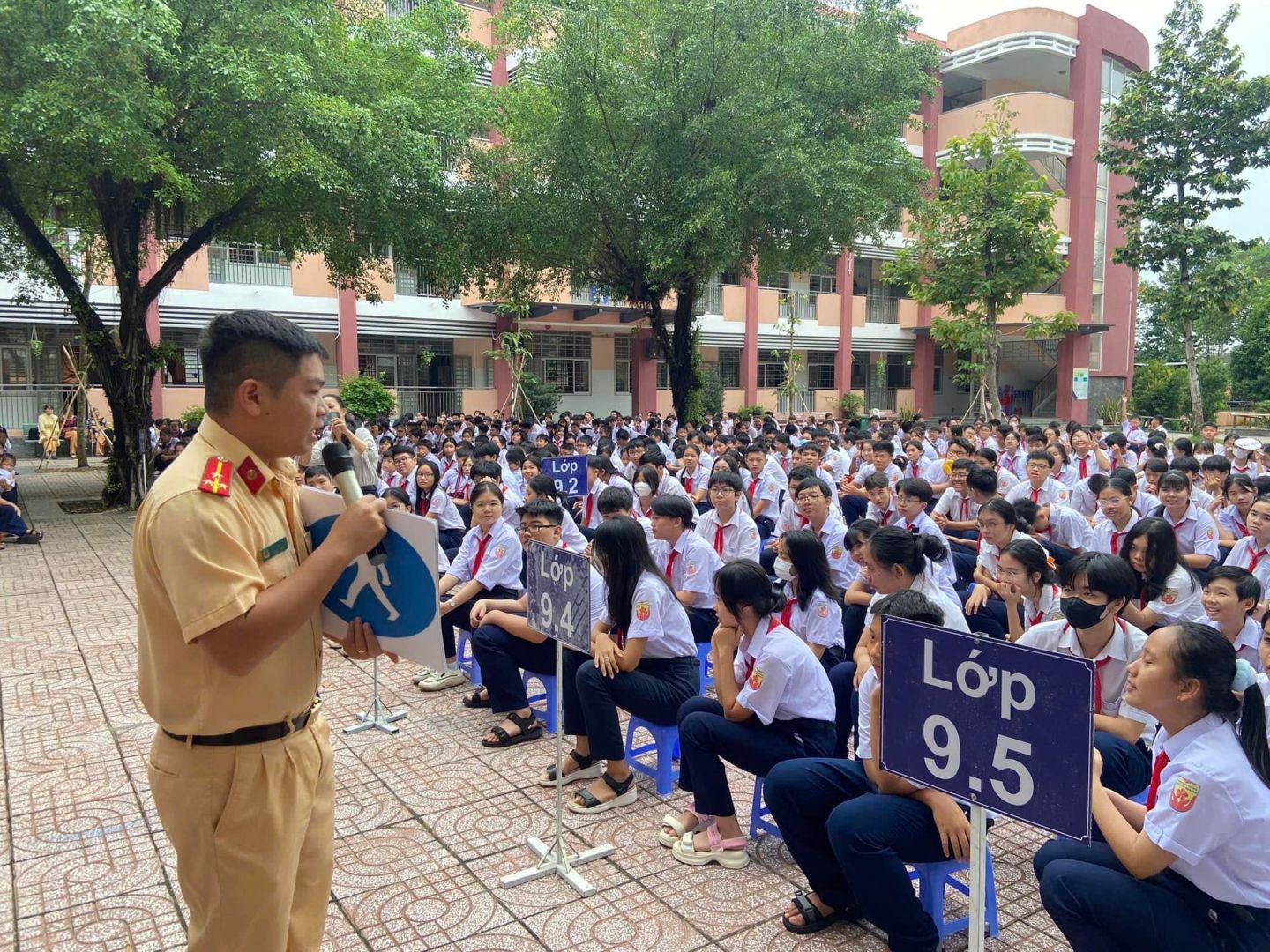 Có thể là hình ảnh về 3 người và văn bản