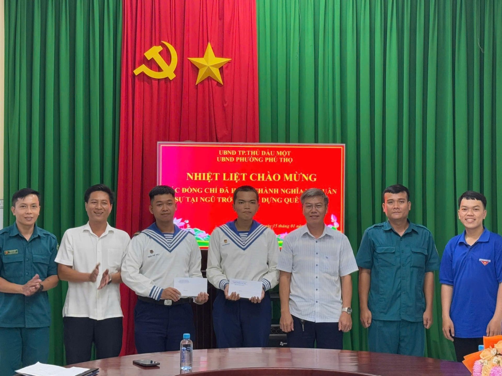 Có thể là hình ảnh về 7 người và văn bản