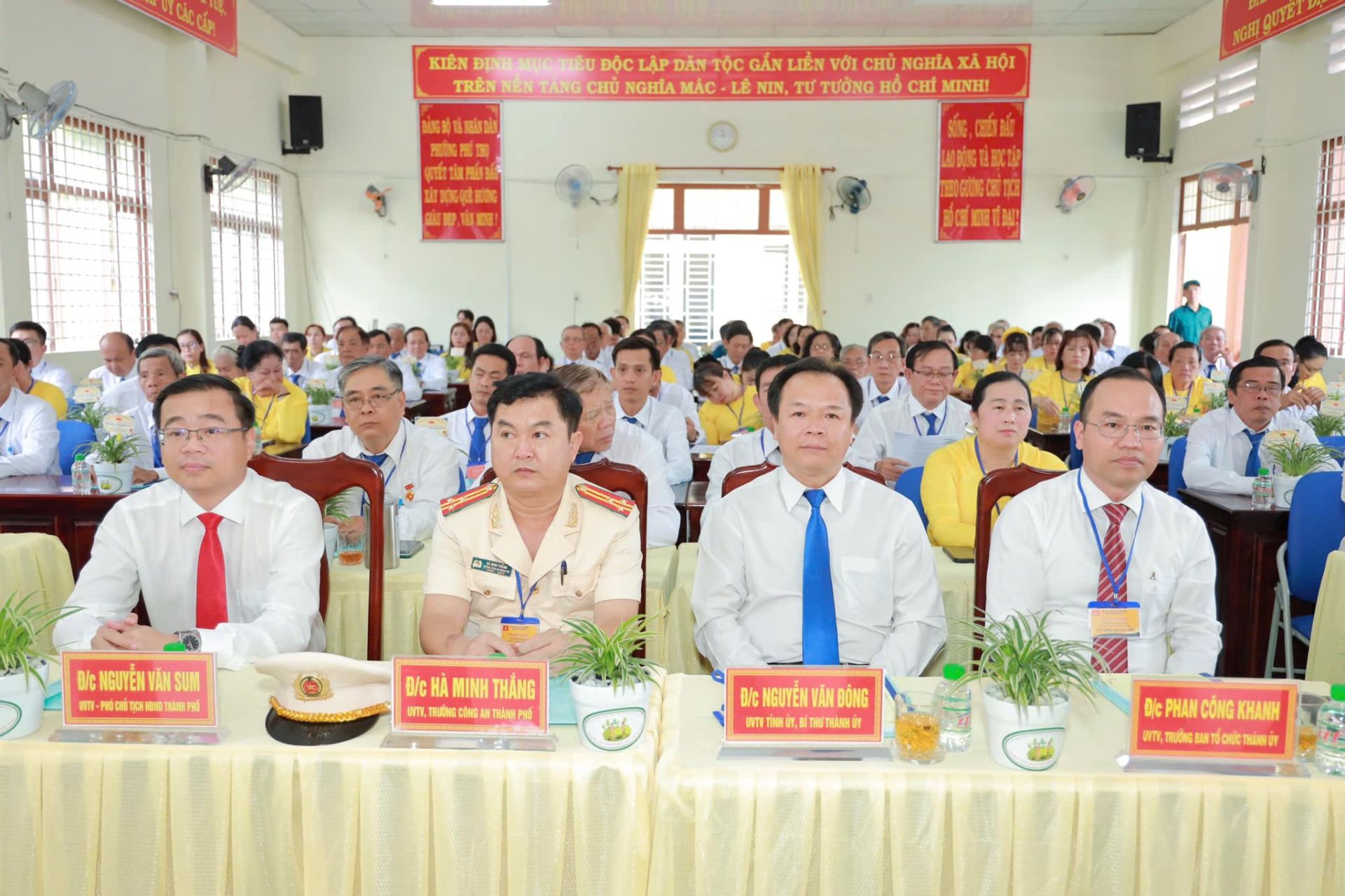 Có thể là hình ảnh về 3 người, cái bục và văn bản