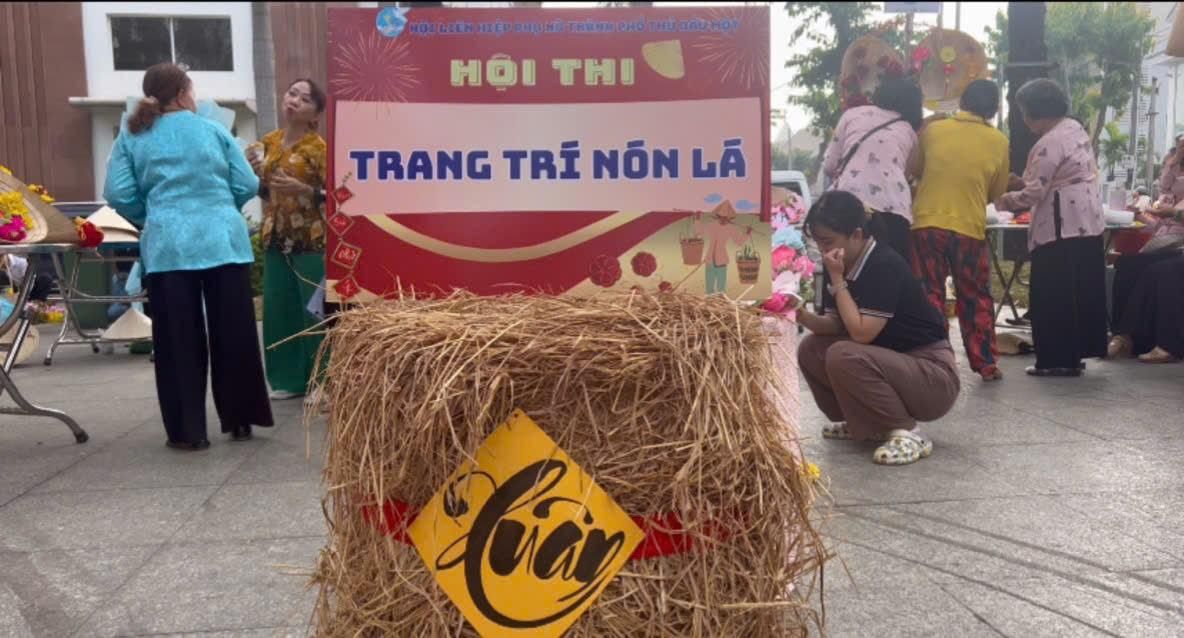 Có thể là hình ảnh về 7 người và văn bản