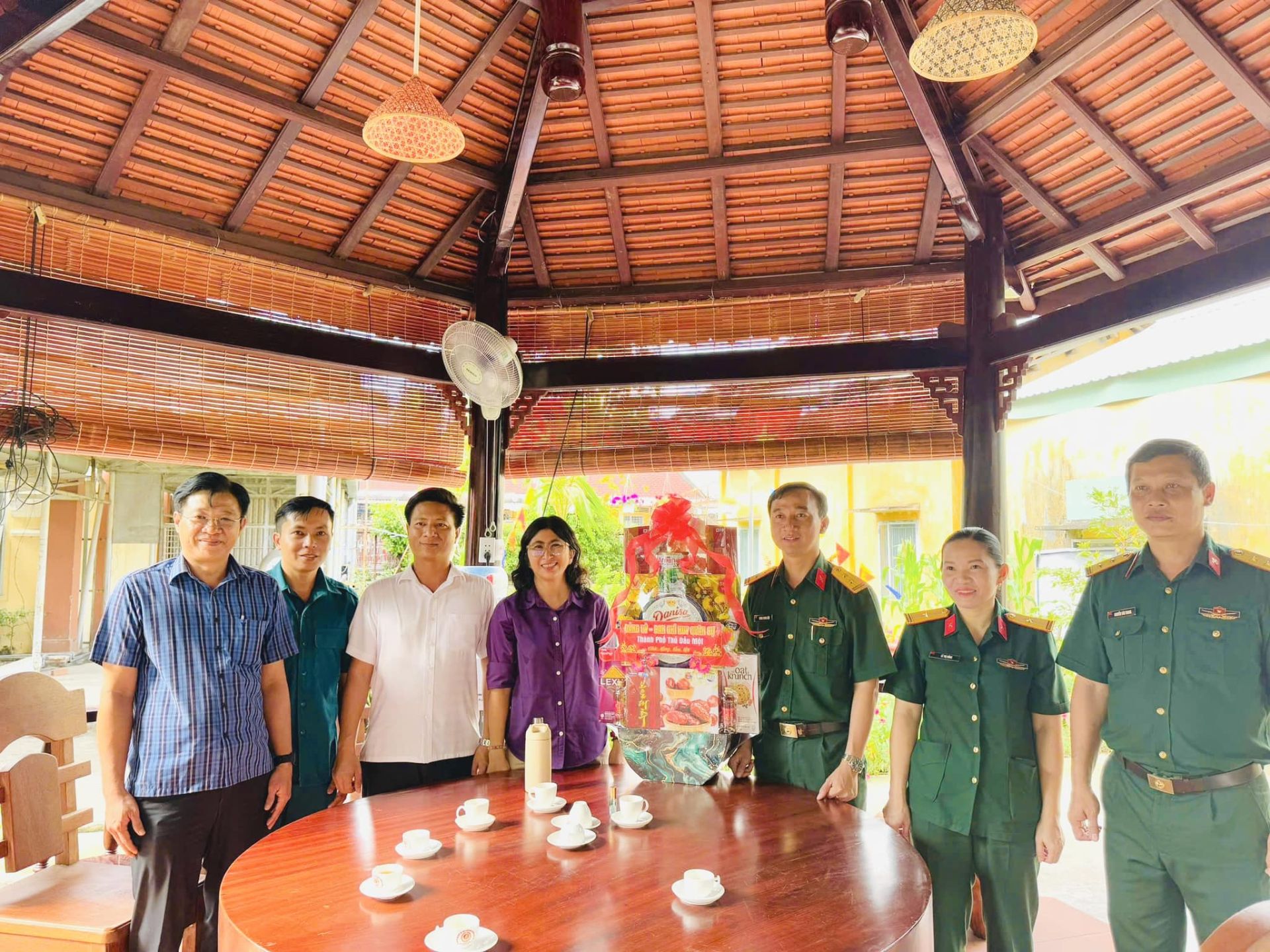 Có thể là hình ảnh về 7 người