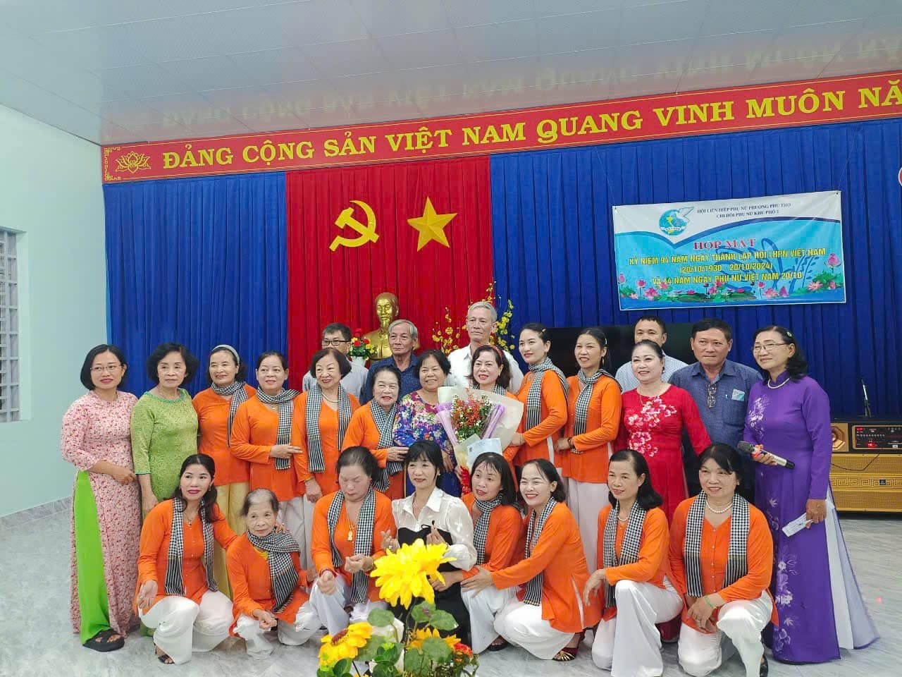 Có thể là hình ảnh về 9 người và văn bản