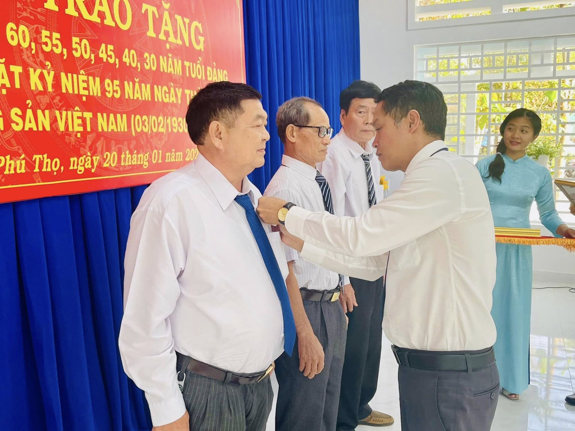 Có thể là hình ảnh về 3 người và văn bản