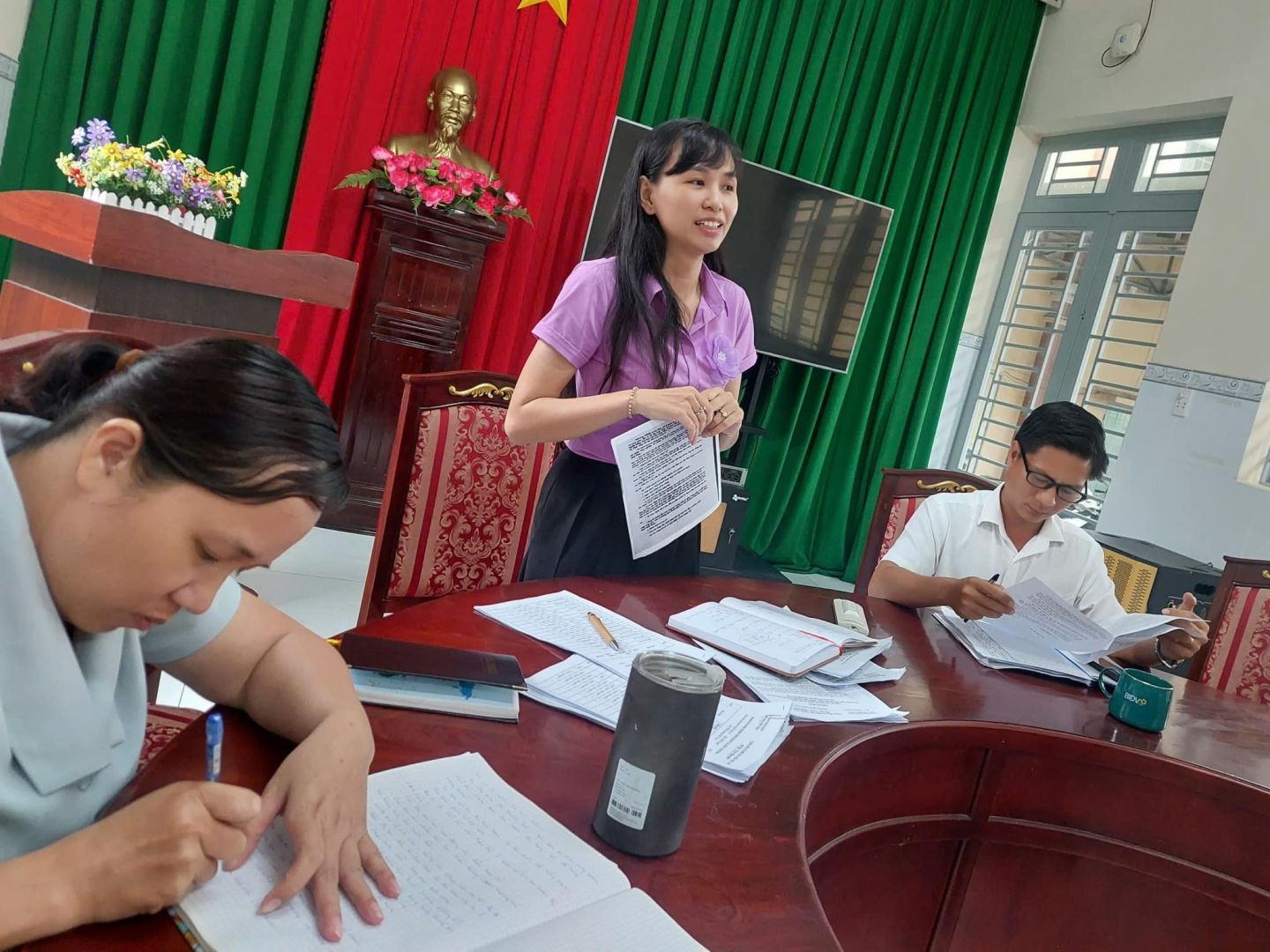 Có thể là hình ảnh về 3 người, mọi người đang học và văn bản