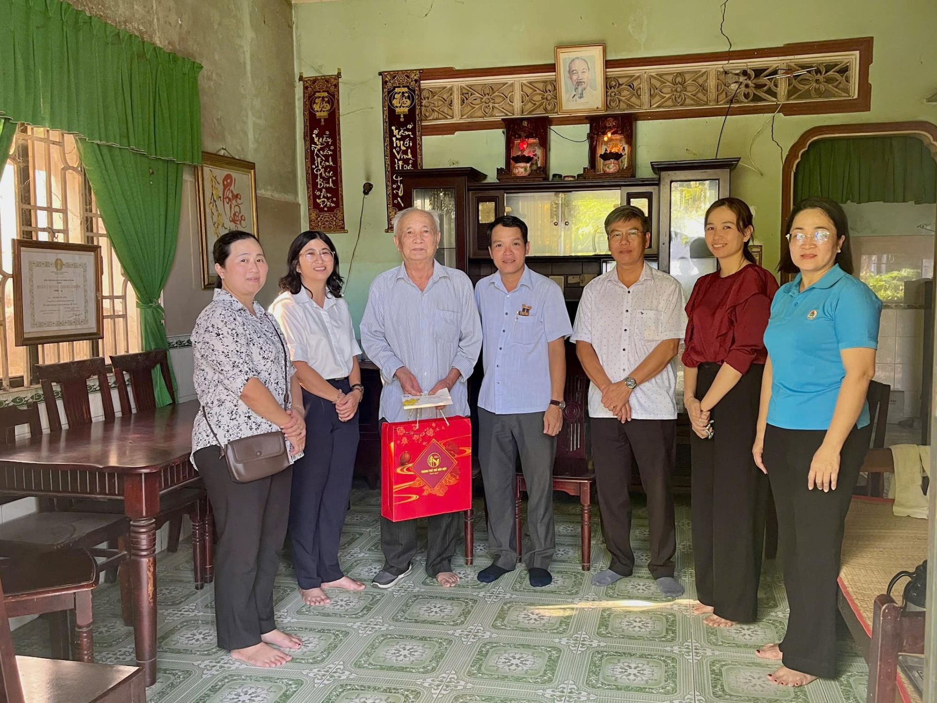 Có thể là hình ảnh về 7 người và văn bản