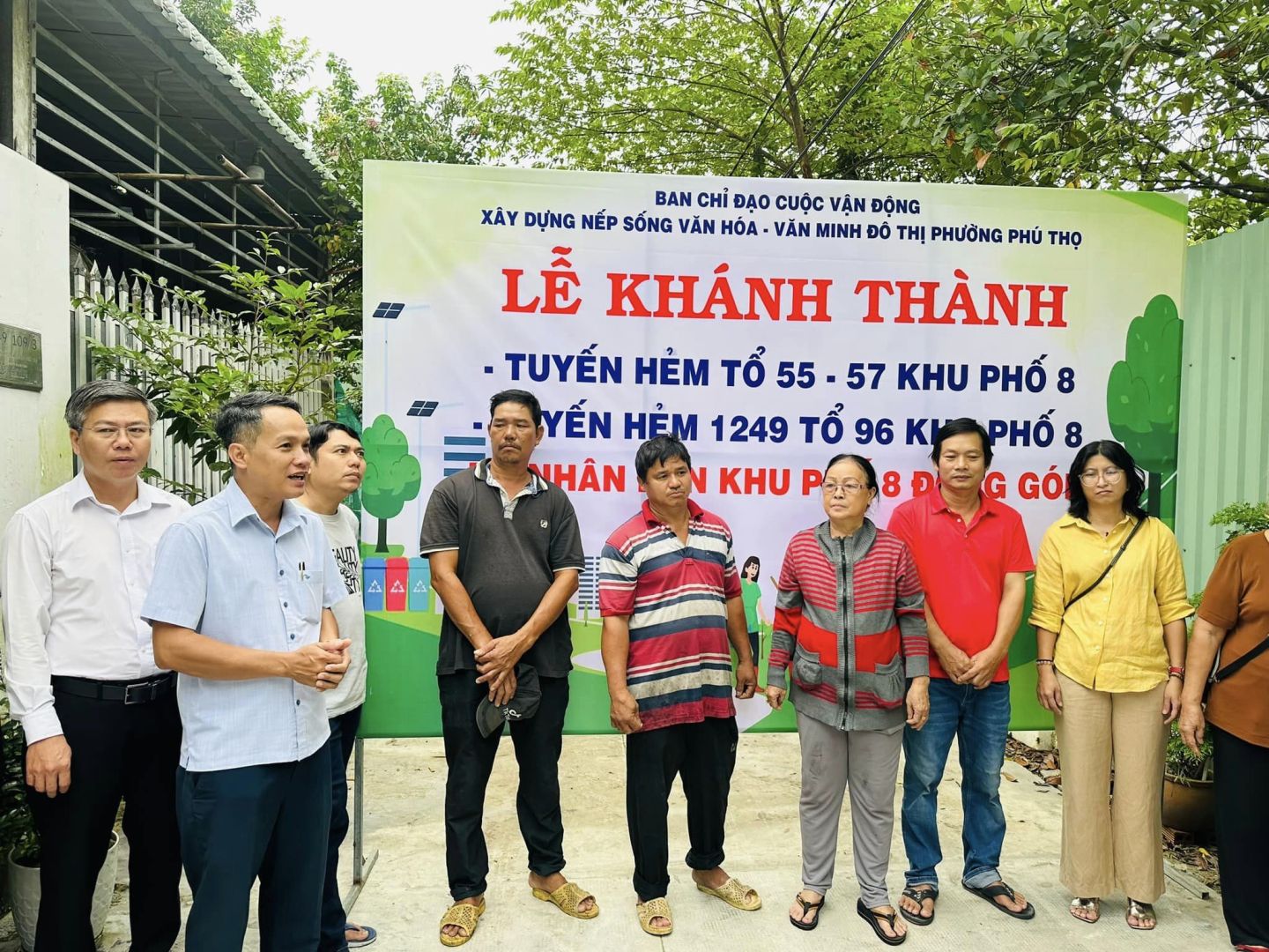 Có thể là hình ảnh về 8 người, cây và văn bản