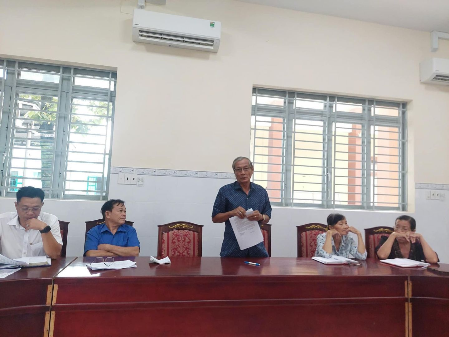 Có thể là hình ảnh về 5 người và mọi người đang học