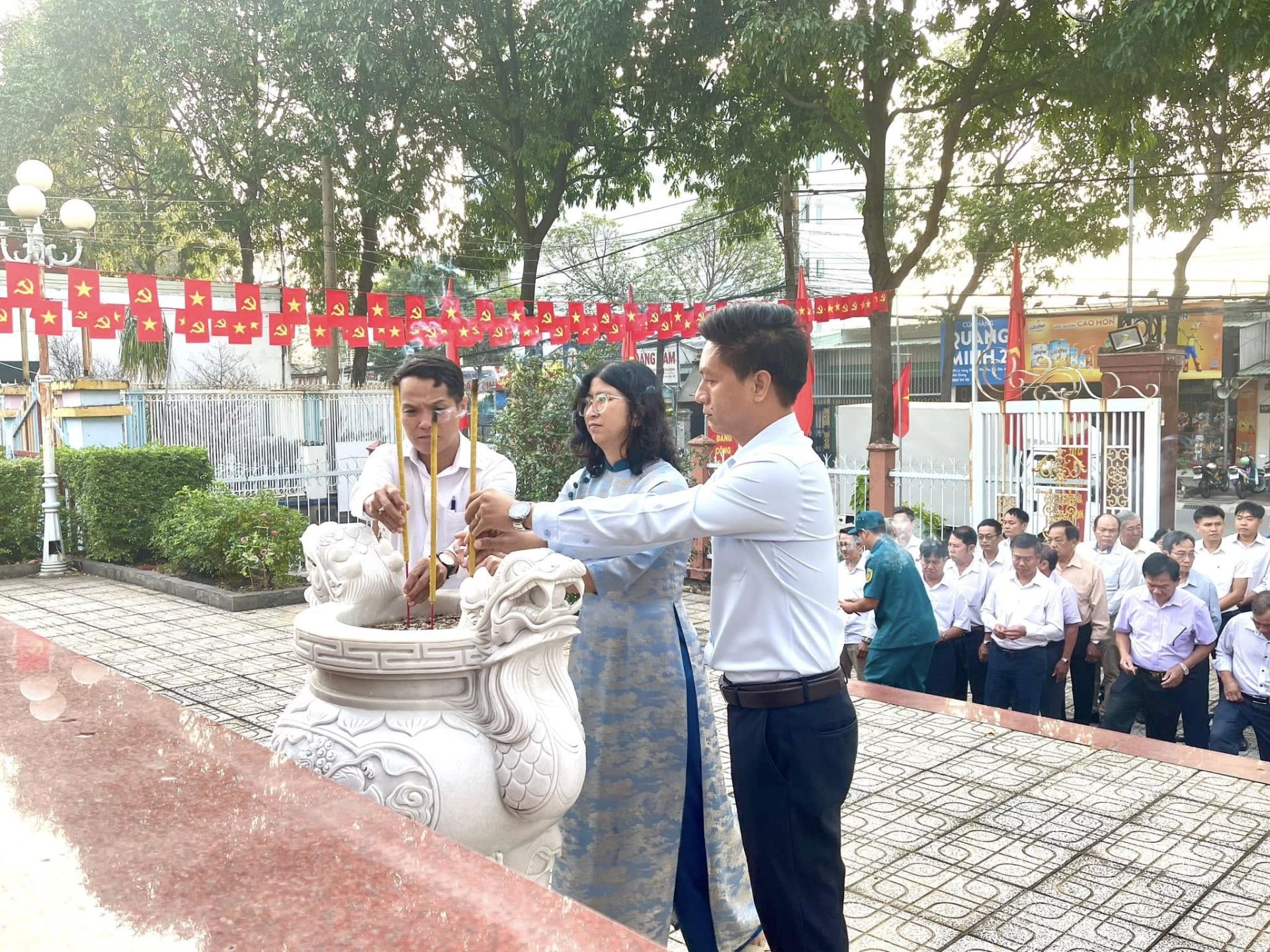 Có thể là hình ảnh về 3 người, đền thờ và văn bản