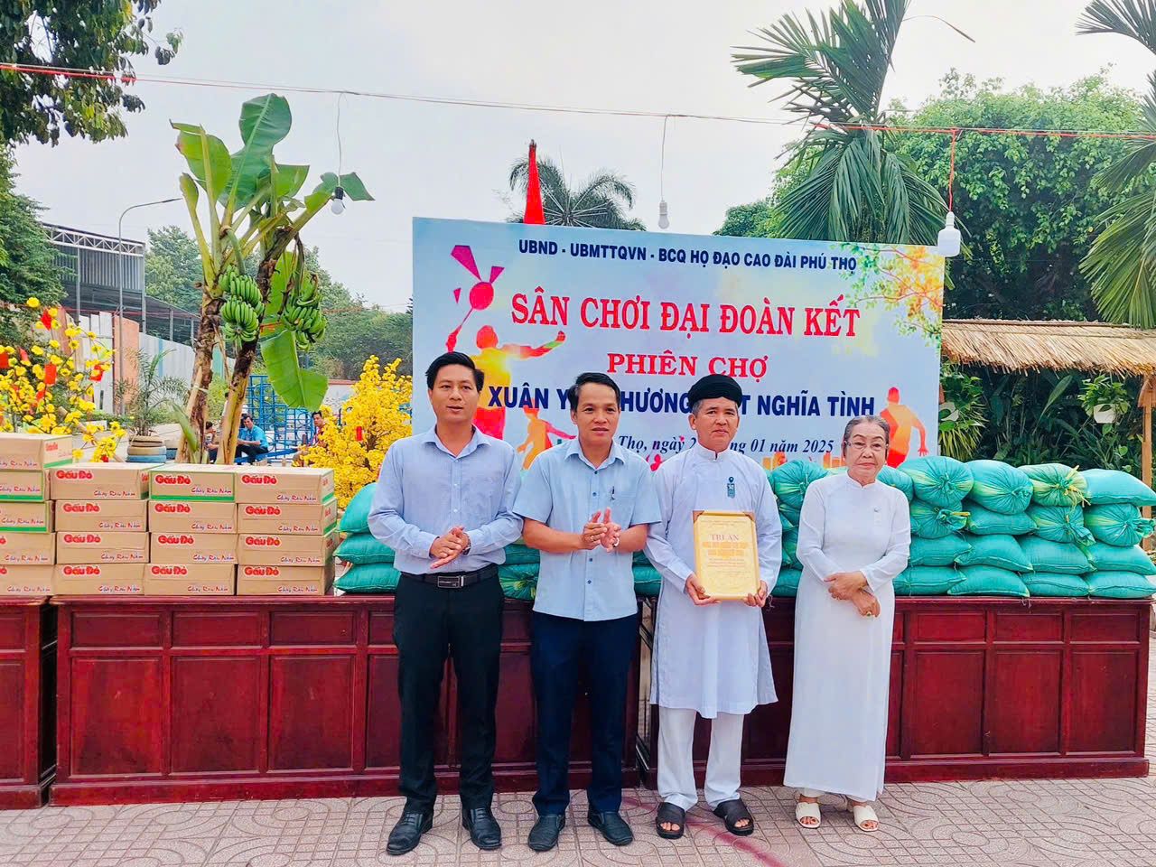 Có thể là hình ảnh về 4 người và văn bản