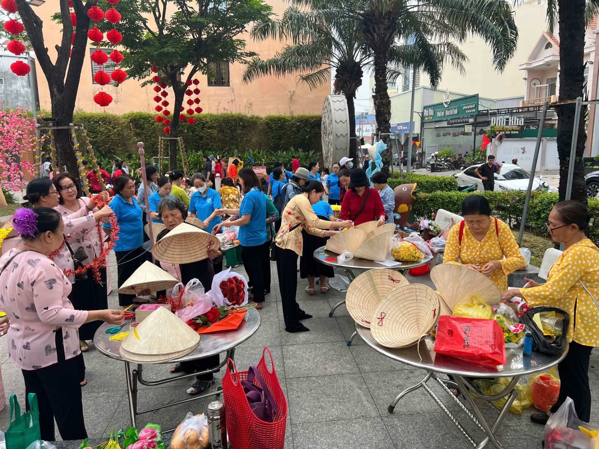 Có thể là hình ảnh về 4 người và văn bản