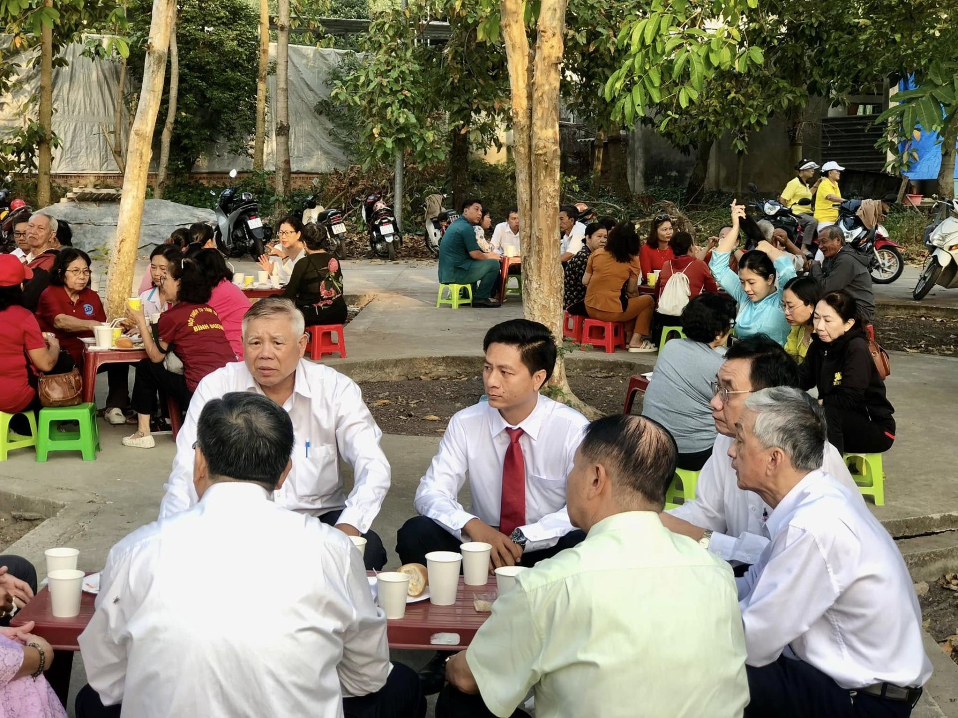 Có thể là hình ảnh về 6 người