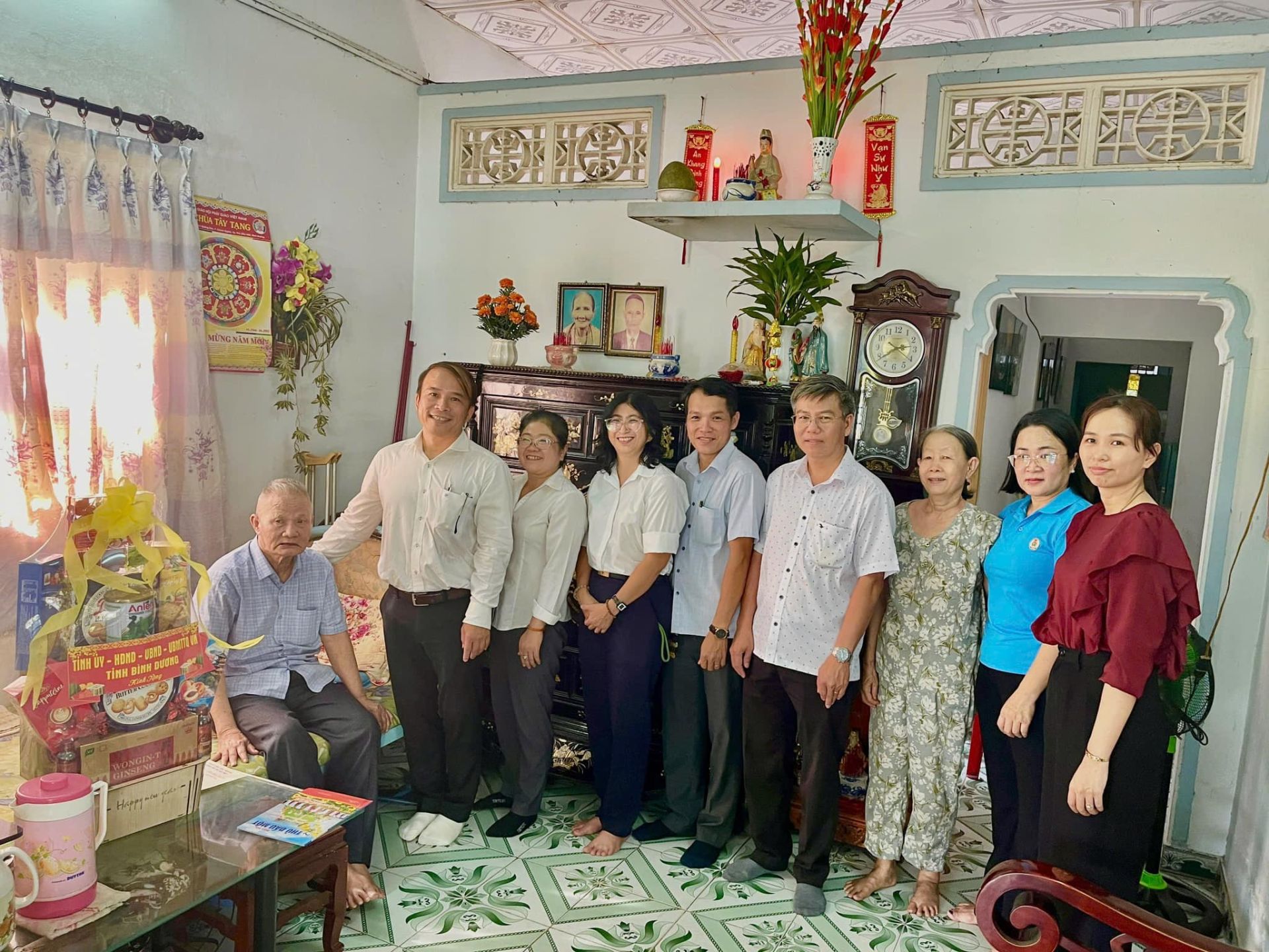 Có thể là hình ảnh về 9 người