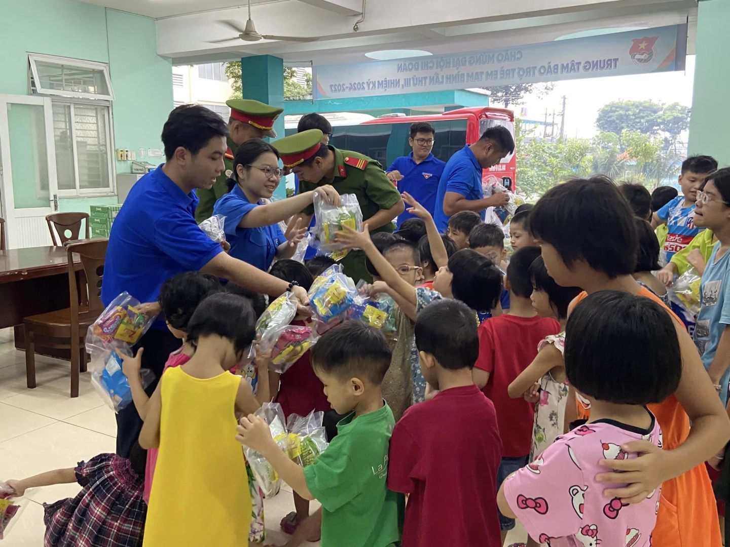 Có thể là hình ảnh về 5 người và văn bản