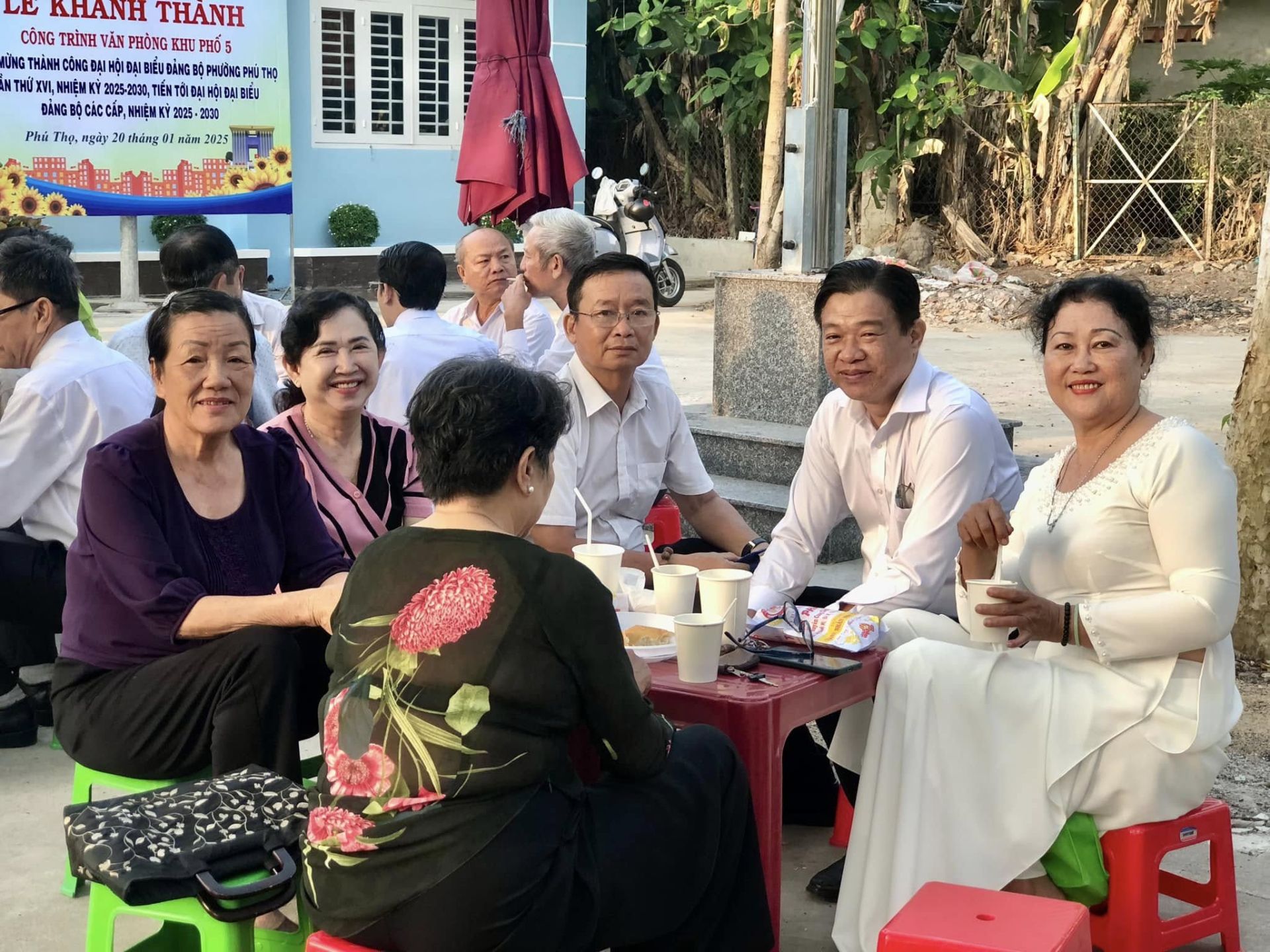 Có thể là hình ảnh về 8 người