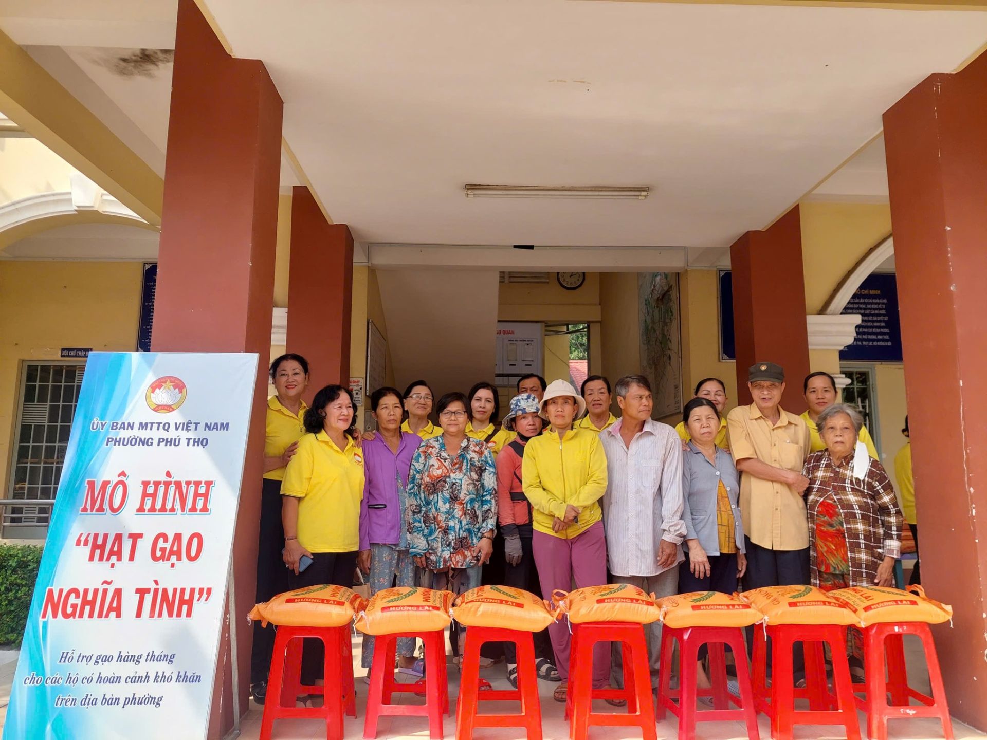 Có thể là hình ảnh về 10 người, bệnh viện và văn bản