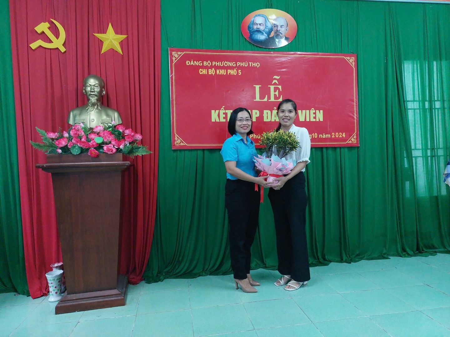 Có thể là hình ảnh về 2 người, cái bục và văn bản