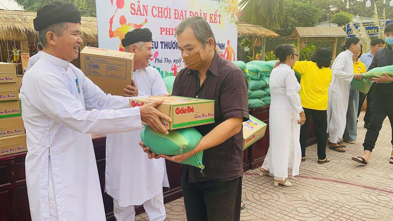 Có thể là hình ảnh về 6 người, trái cây và văn bản