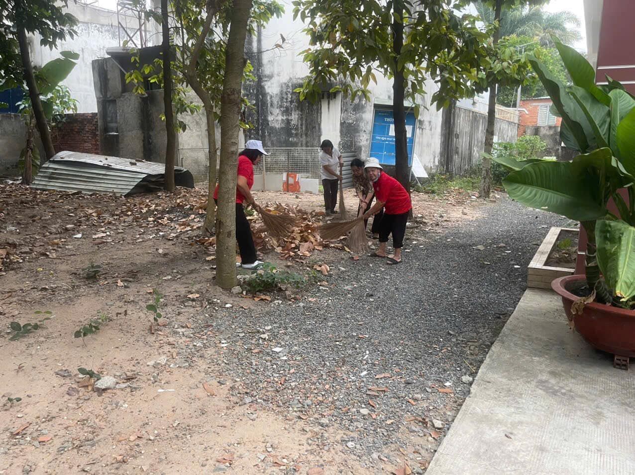 Có thể là hình ảnh về 3 người và cây