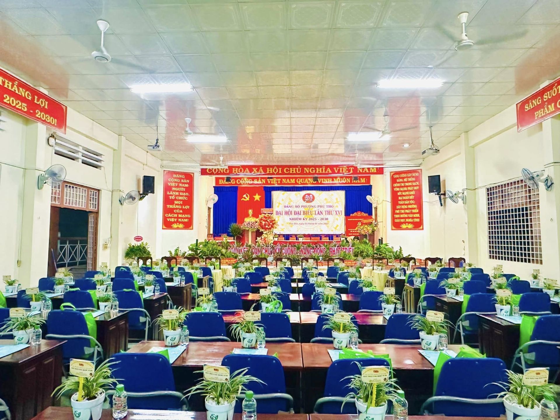 Có thể là hình ảnh về cái bục và văn bản