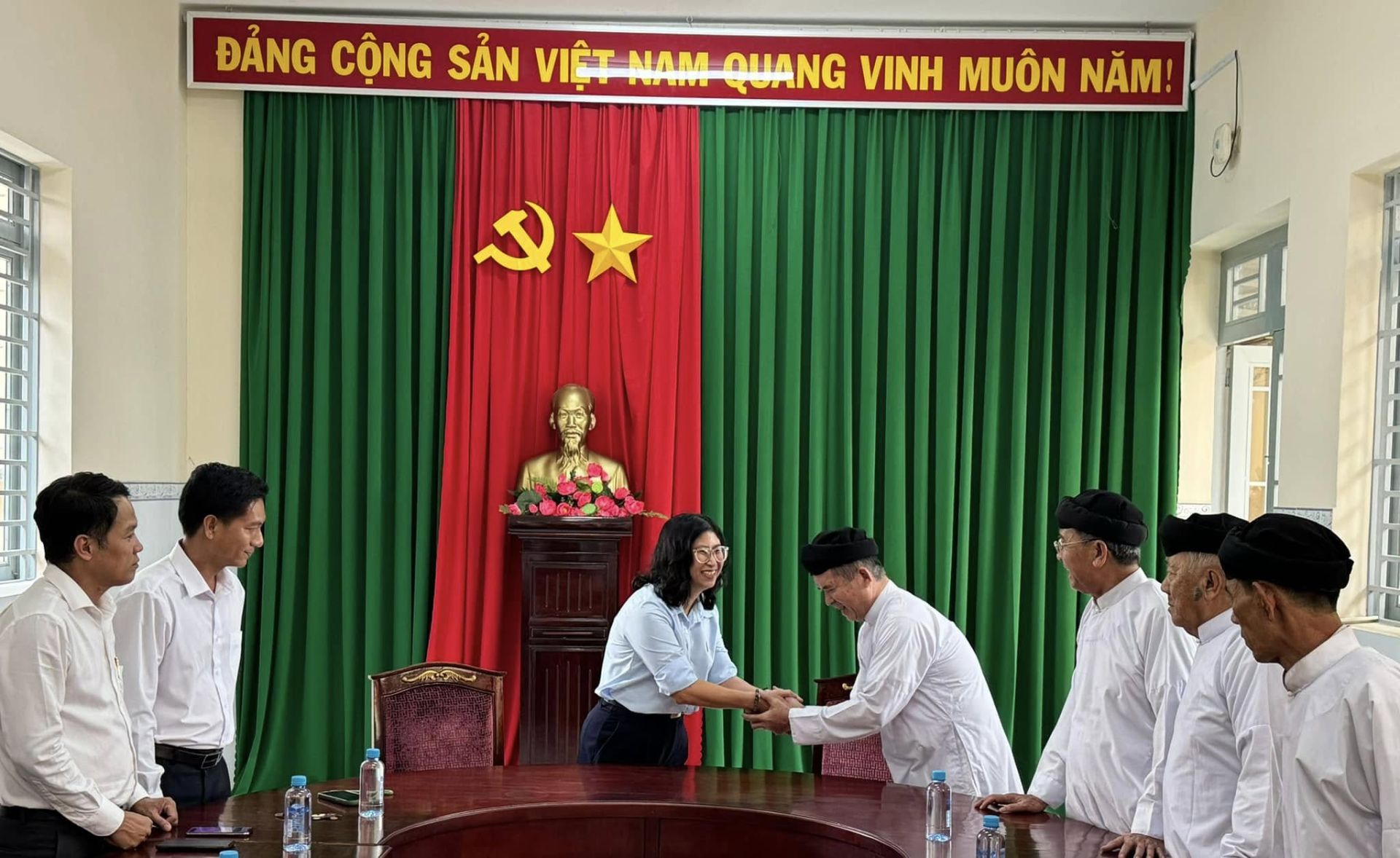 Có thể là hình ảnh về 6 người và văn bản