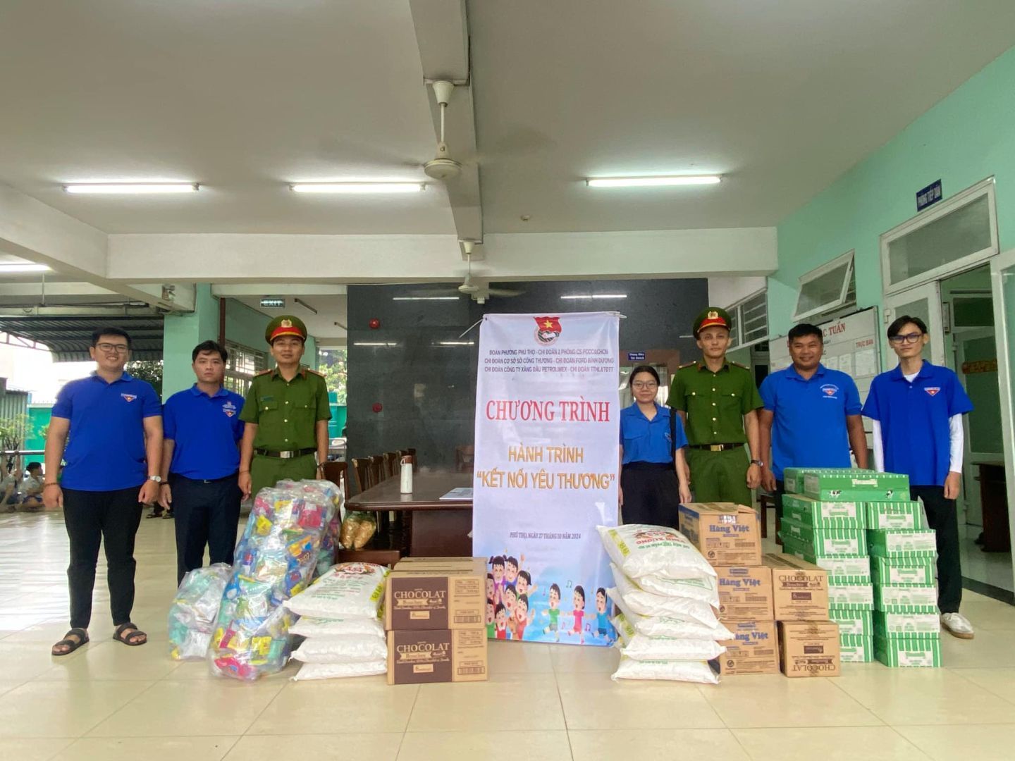 Có thể là hình ảnh về 7 người, bệnh viện và văn bản