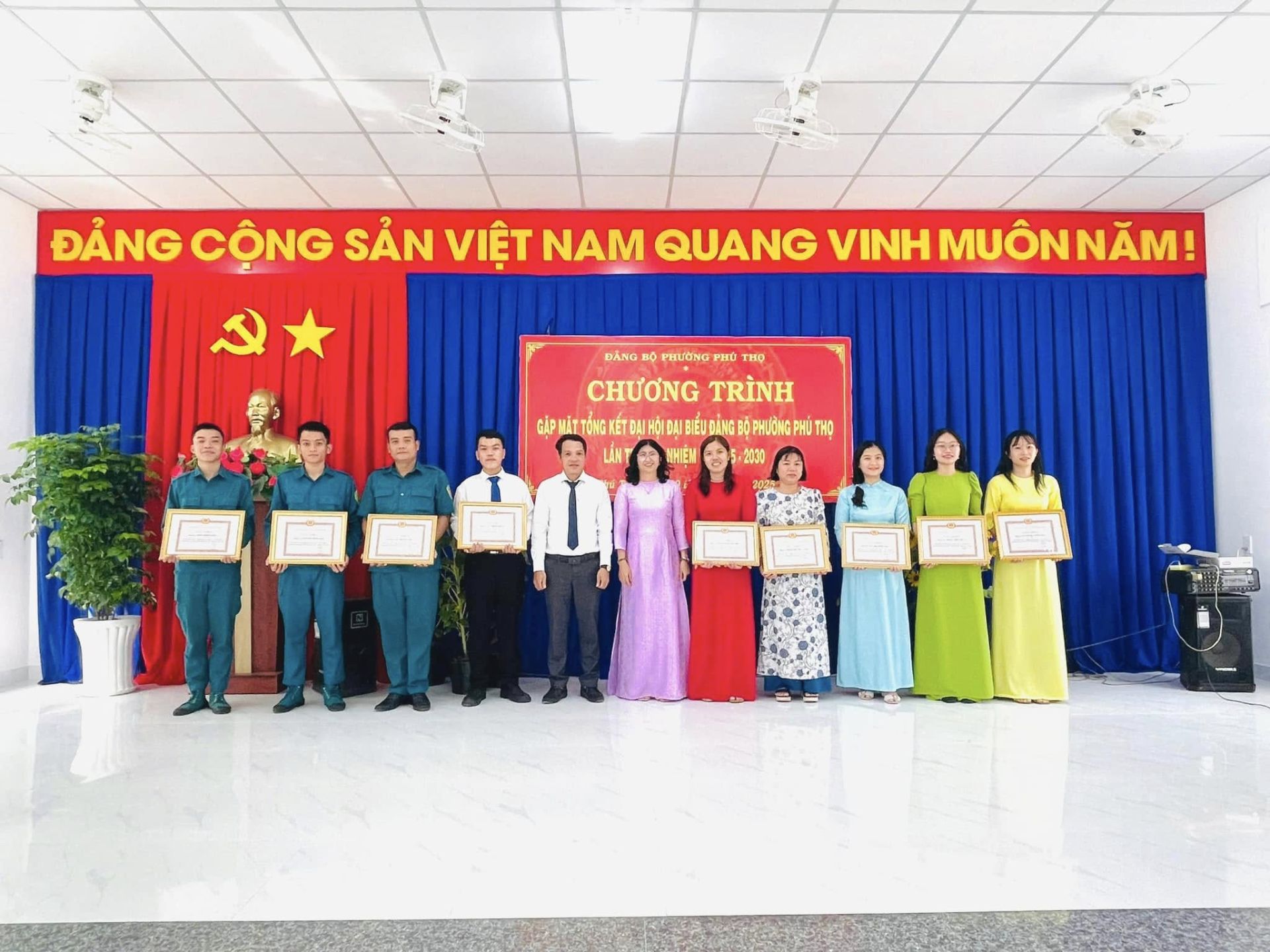 Có thể là hình ảnh về 11 người và văn bản