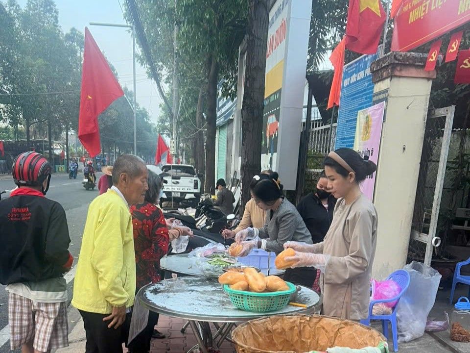 Có thể là hình ảnh về 6 người