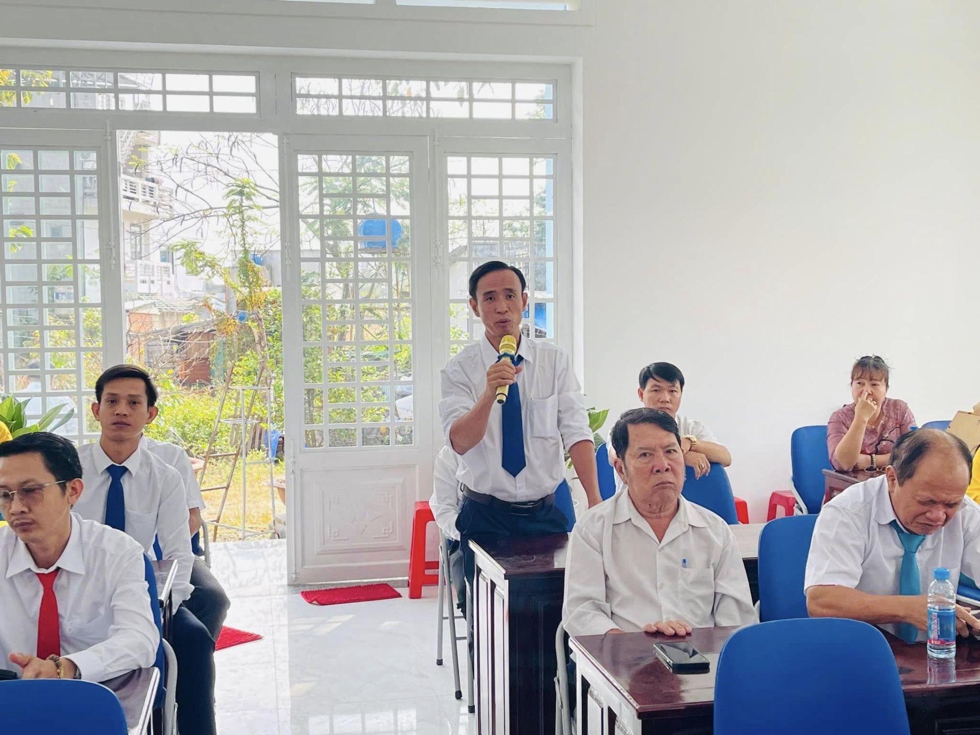 Có thể là hình ảnh về 7 người và mọi người đang học