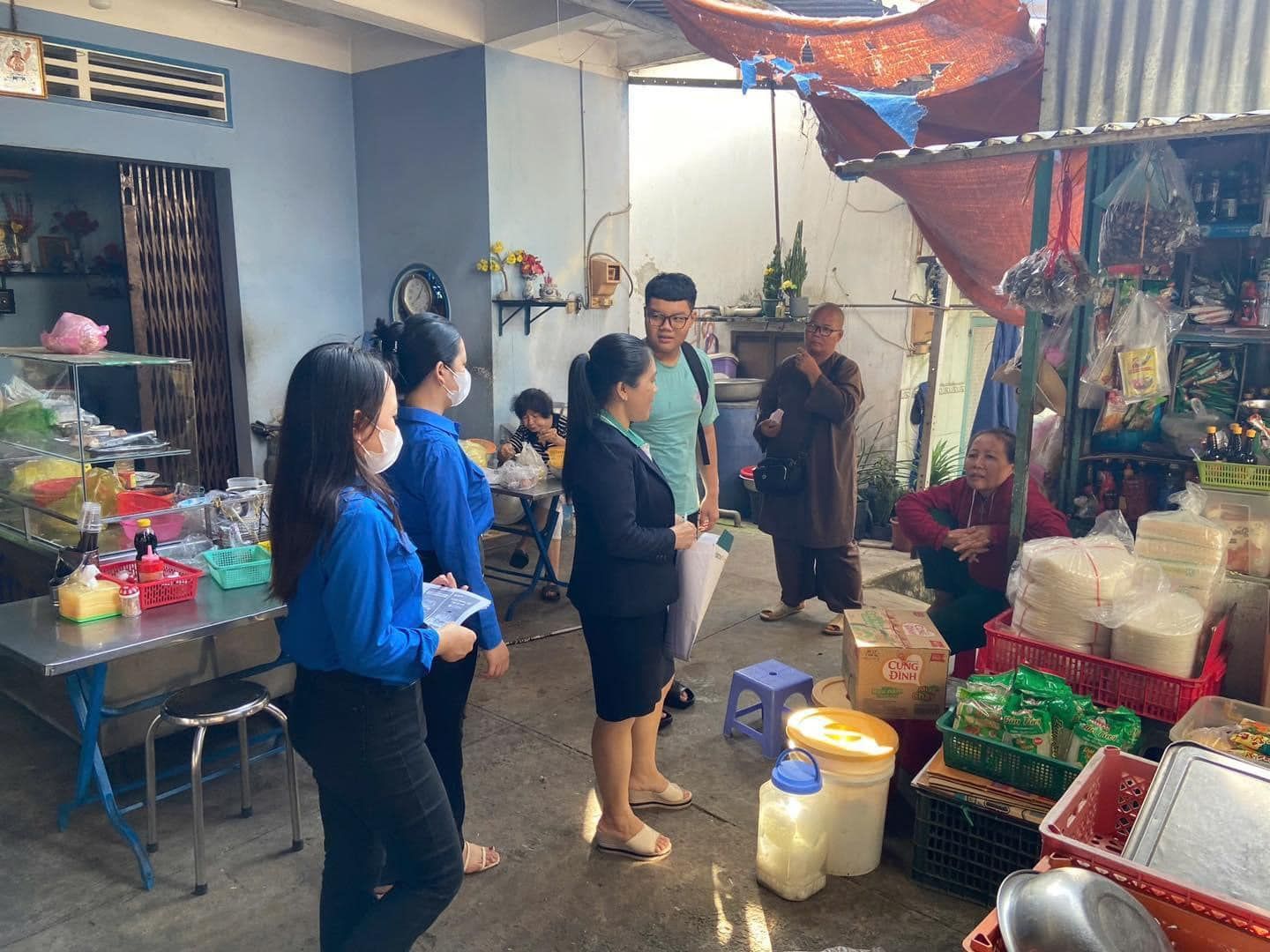 Có thể là hình ảnh về 7 người