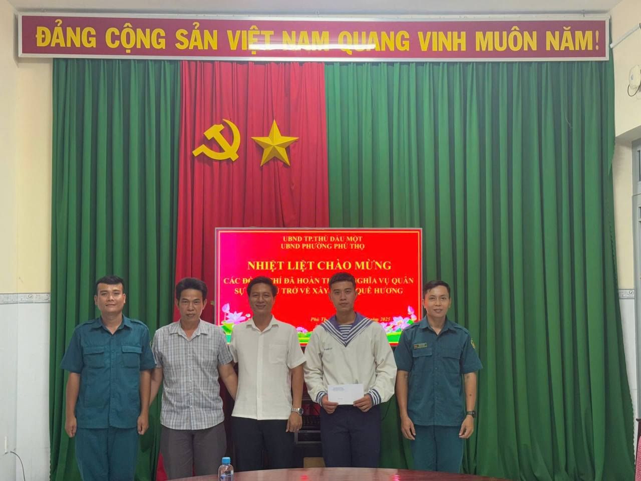 Có thể là hình ảnh về 5 người và văn bản