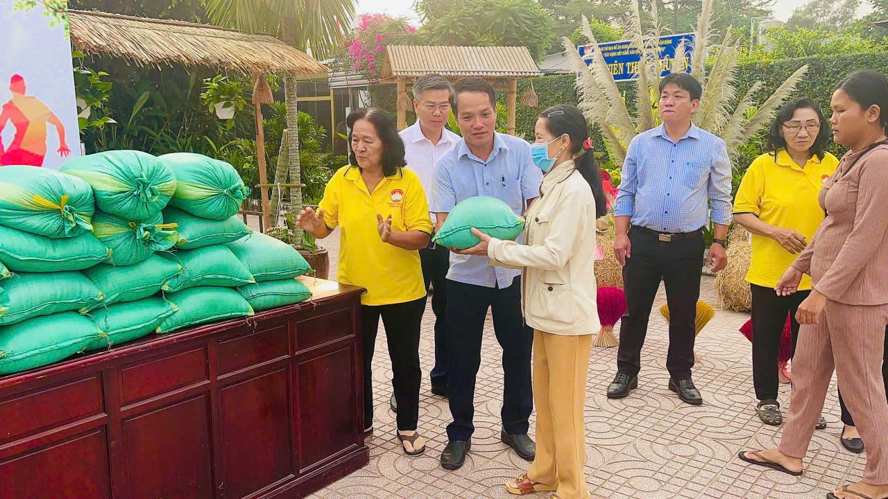 Có thể là hình ảnh về 6 người