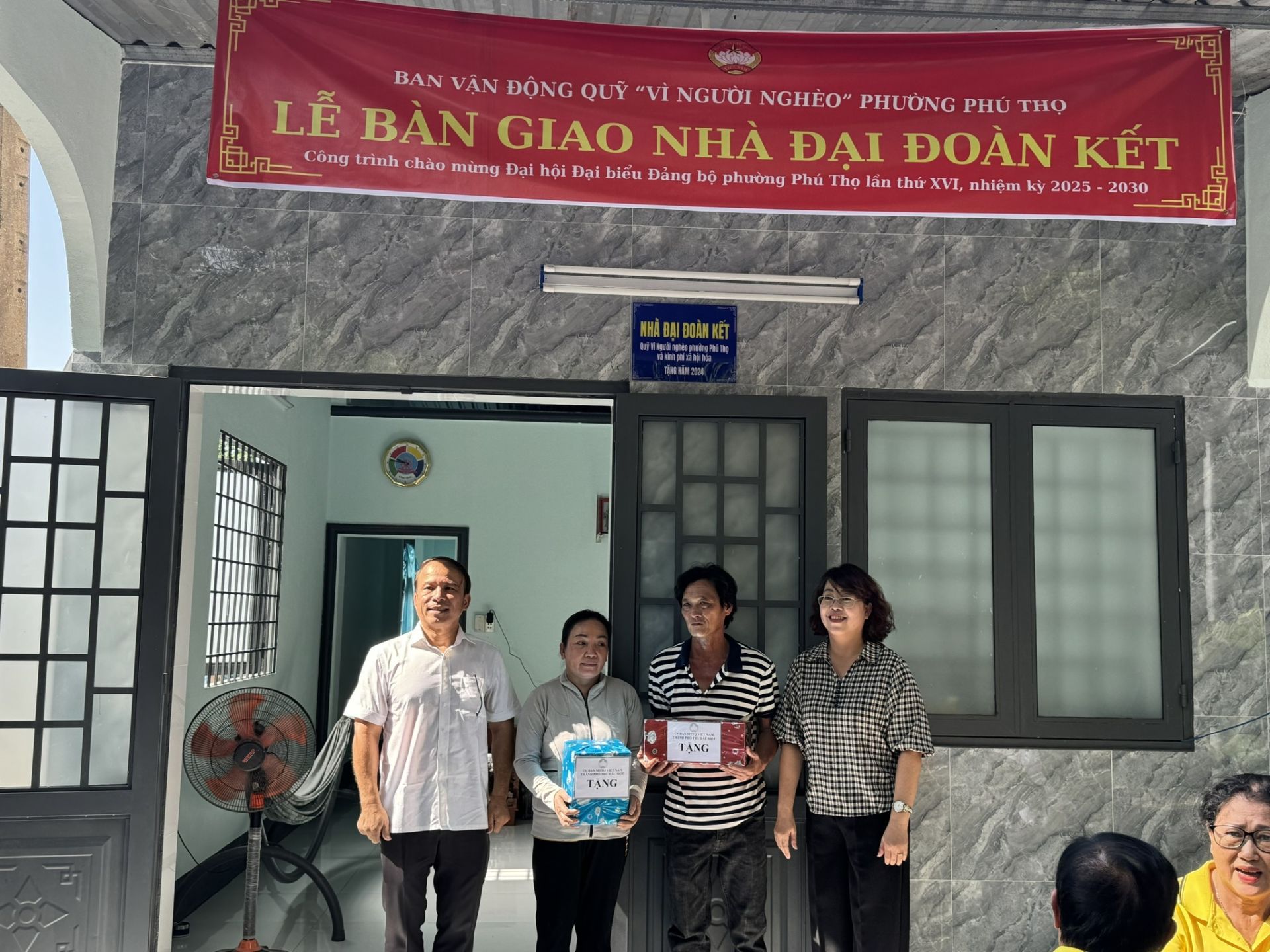 Có thể là hình ảnh về 6 người, đền thờ và văn bản