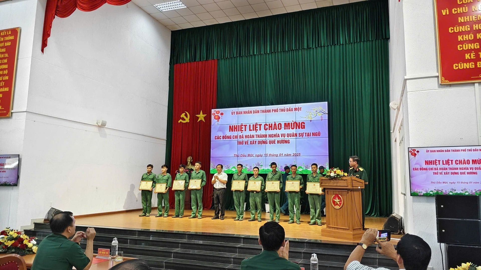 Có thể là hình ảnh về 11 người, cái bục và văn bản cho biết 'ETLA มลพ BAD TL cui ซีกง DANG vì CHỦ NHIÊN CŨNG KHO CŨNG KE CŨNG ÜYBAN NIÂNDĂN THANH PHỐ DÁU ỘT NHIỆT LIỆT CHAO MỪNG WCHIDA HOÀN THÀNH NGHIA QUÂN SỰTẠI NGŨ VEXA DƯNG HƯƠNG 1nân BANNRAN ĐẢN TИйи หย่อลิน NHIỆT LIỆT CHAO CÁC ACĐÔNgCL DÂNTHÀH TRÀNH HHΊT JÁT 11D อน พชพธ Bhpi, P'