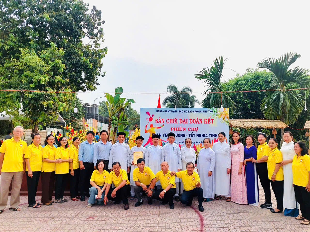 Có thể là hình ảnh về 13 người và văn bản