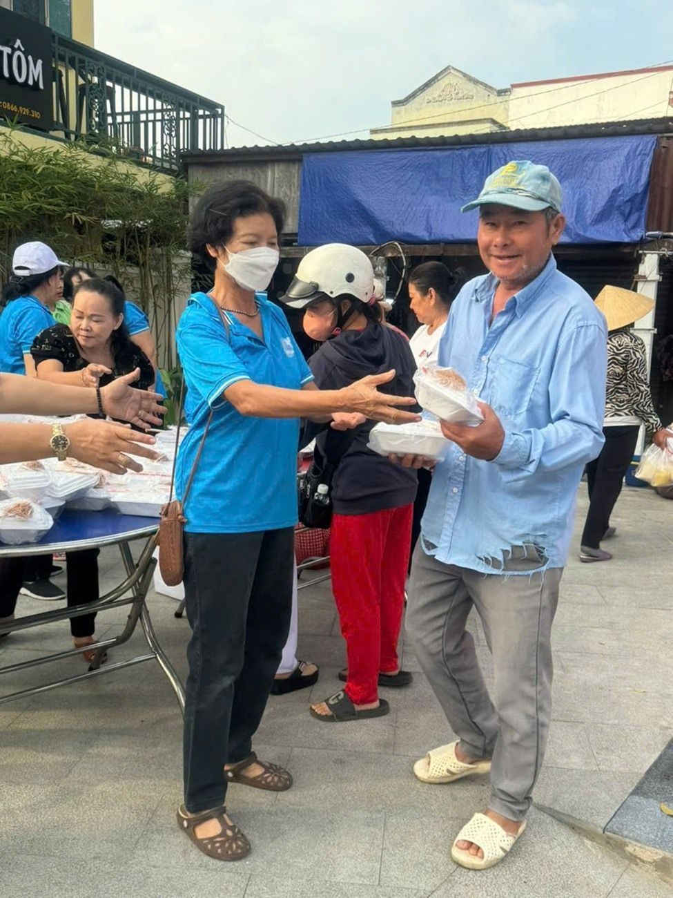 Có thể là hình ảnh về 5 người và văn bản