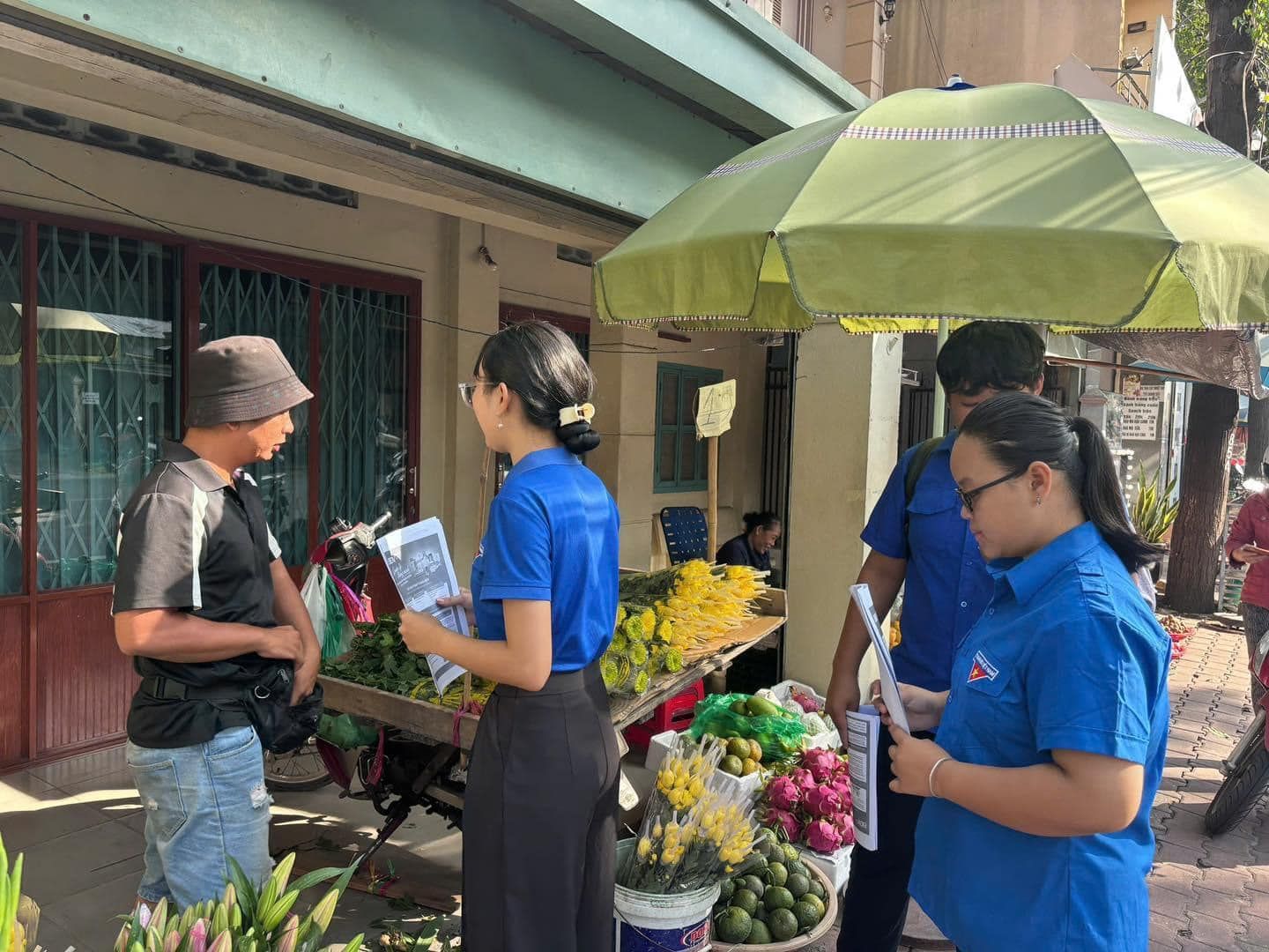 Có thể là hình ảnh về 6 người