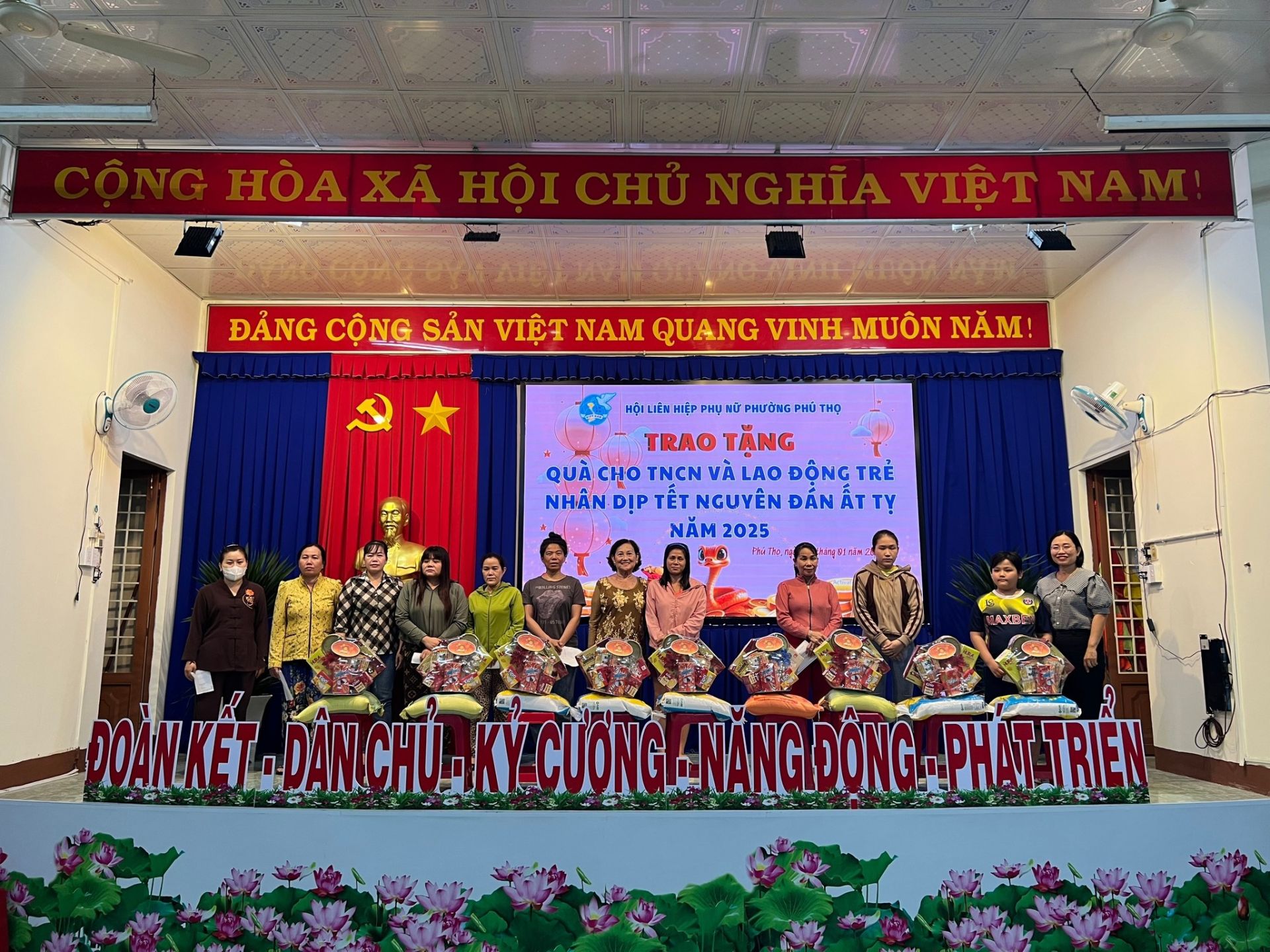 Có thể là hình ảnh về 9 người và văn bản