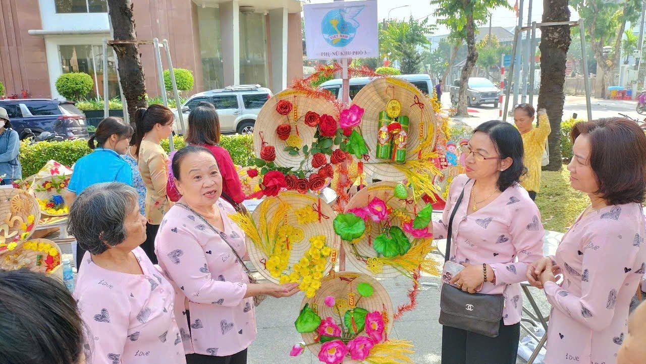 Có thể là hình ảnh về 9 người, hoa và văn bản