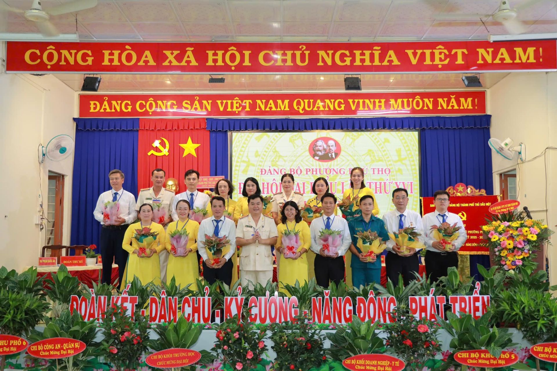 Có thể là hình ảnh về 10 người và văn bản