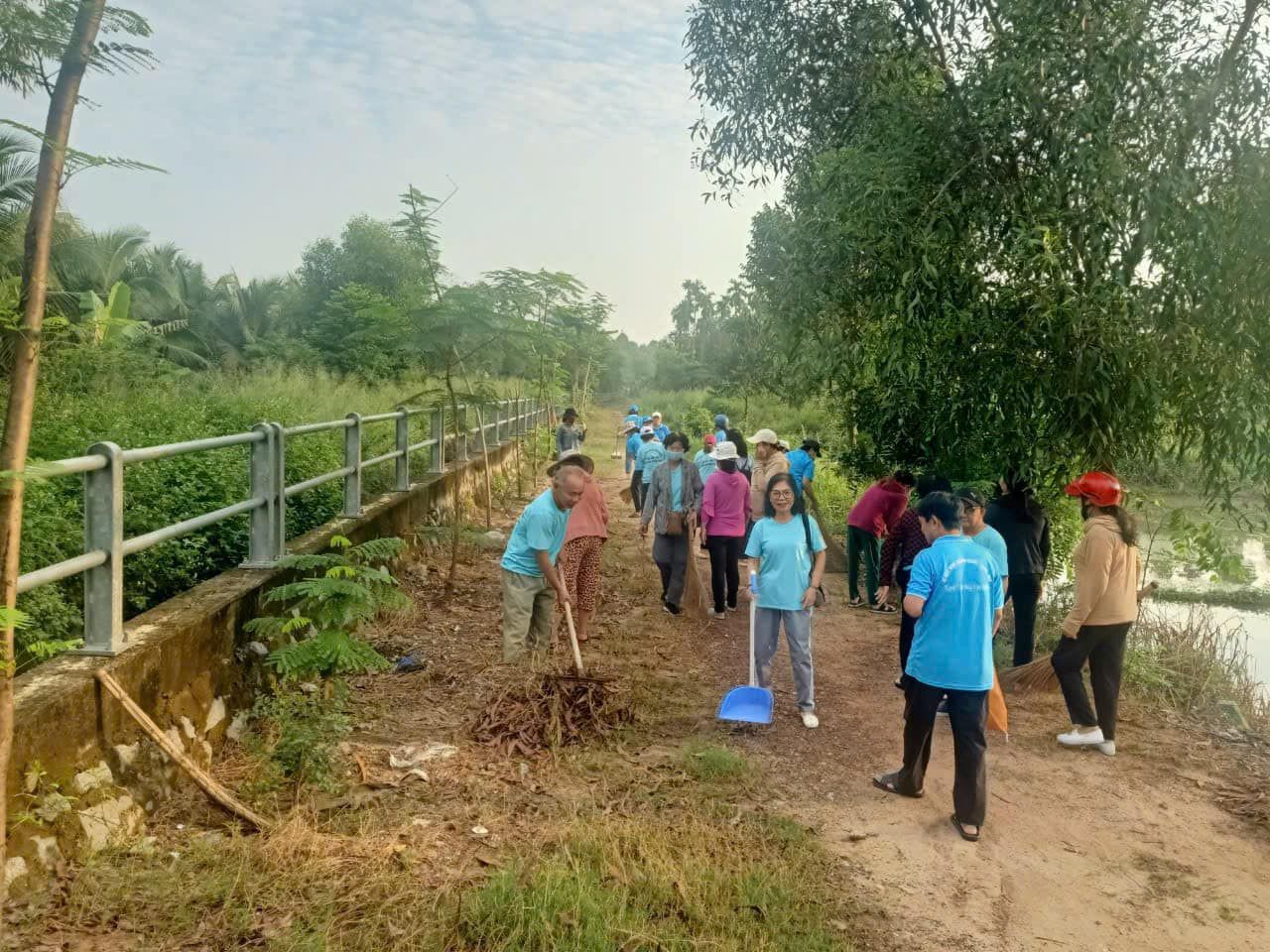 Có thể là hình ảnh về 10 người, cây và cỏ