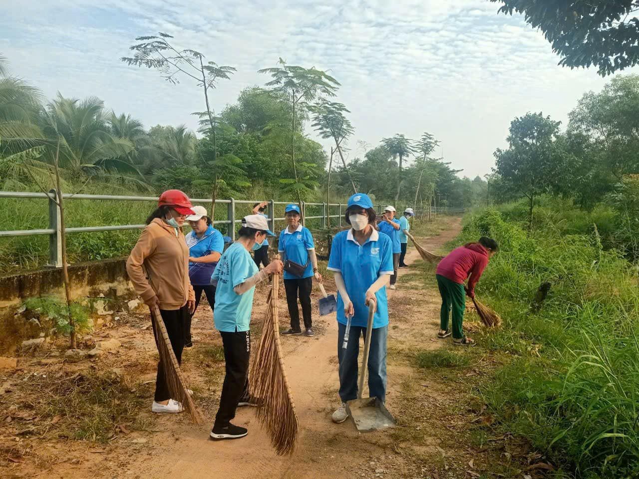 Có thể là hình ảnh về 6 người, cây và cỏ