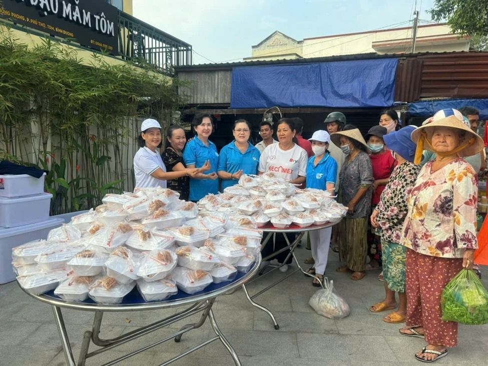 Có thể là hình ảnh về 7 người và văn bản