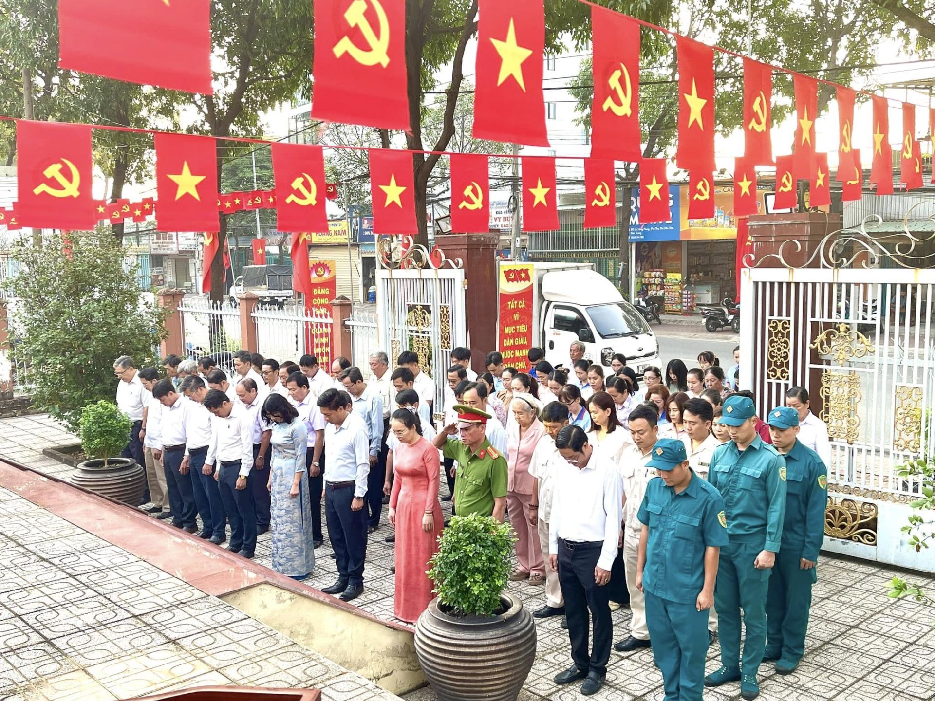 Có thể là hình ảnh về 4 người và văn bản