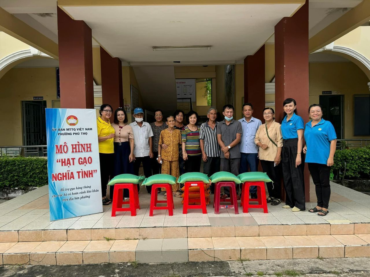 Có thể là hình ảnh về 11 người, bệnh viện, cái bục và văn bản