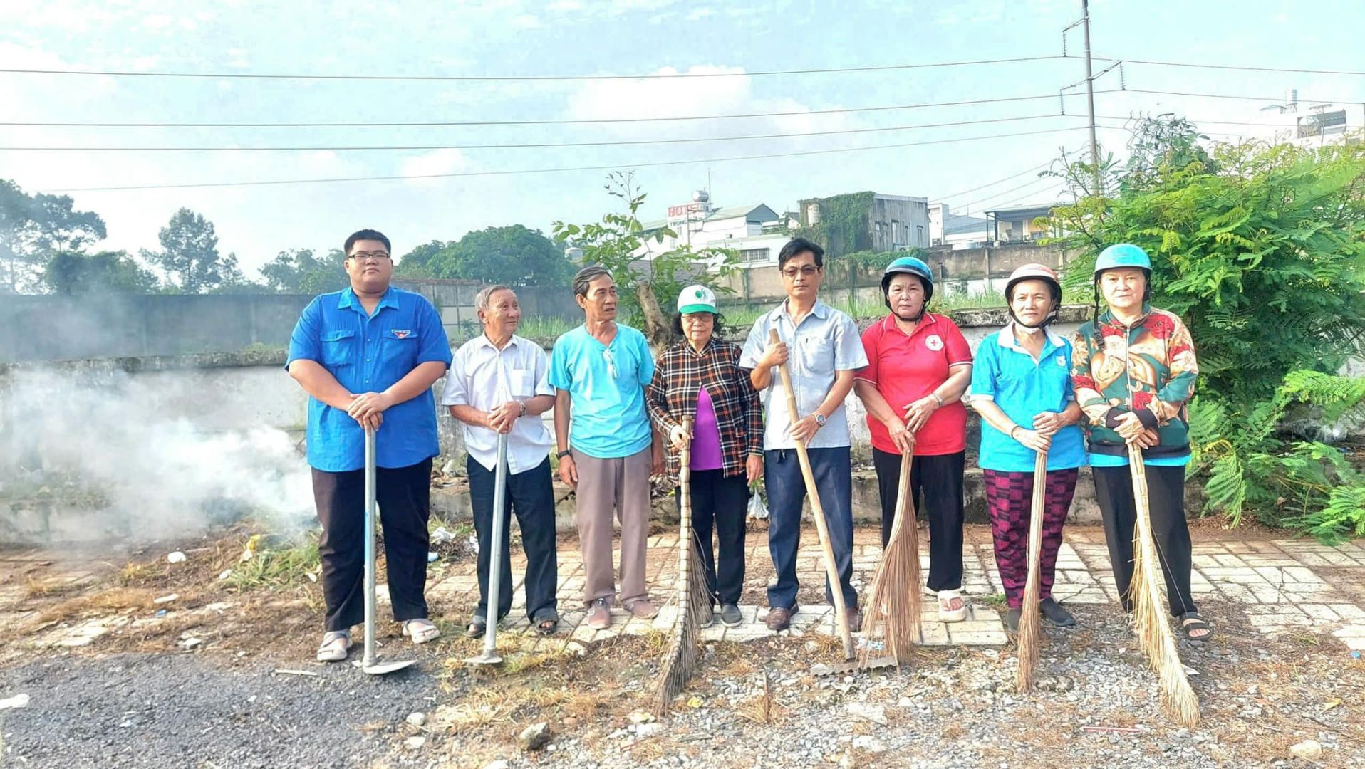 Có thể là hình ảnh về 8 người, cỏ và cây